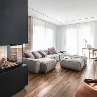 Esempio di un soggiorno minimal aperto con sala formale, pareti bianche, parquet scuro e pavimento marrone
