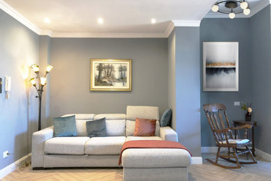 Foto di un soggiorno contemporaneo aperto con pareti grigie, pavimento in gres porcellanato e pavimento beige