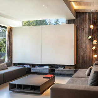 Esempio di un soggiorno minimal aperto con pareti multicolore, TV nascosta e pavimento grigio