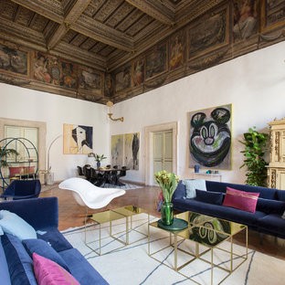 Idee per un soggiorno bohémian aperto con sala formale, pareti bianche, pavimento in terracotta, camino classico e pavimento arancione