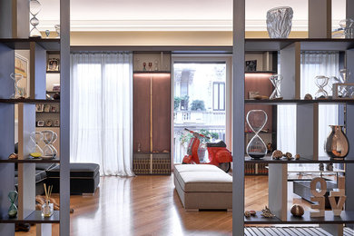 Immagine di un grande soggiorno minimal chiuso con sala formale, pareti beige, pavimento in legno massello medio, nessun camino e TV a parete
