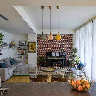 Idee per un piccolo soggiorno design aperto con pareti multicolore, pavimento in legno massello medio e pavimento marrone