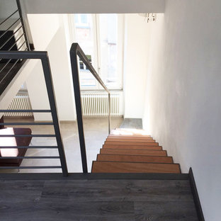 Exempel på ett mycket stort modernt loftrum, med vita väggar, grått golv och linoleumgolv