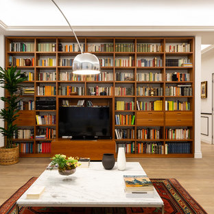 Ispirazione per un soggiorno classico con pareti bianche, parquet chiaro, TV autoportante e pavimento beige