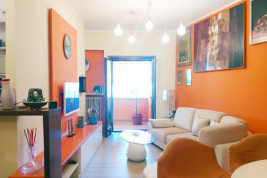Diseño de salón abierto bohemio grande sin chimenea con parades naranjas, suelo de baldosas de porcelana, televisor colgado en la pared y suelo beige