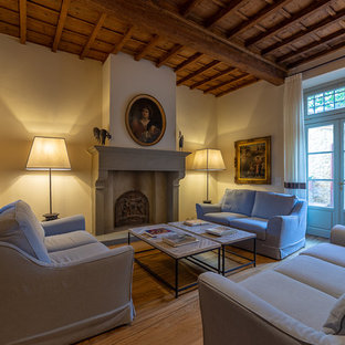 Idee per un soggiorno classico aperto con camino classico, pavimento marrone, pareti beige e pavimento in legno massello medio