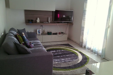 This is an example of a contemporary living room in Naples.