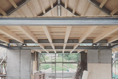 Idee per un soggiorno scandinavo di medie dimensioni e stile loft con pavimento in legno massello medio e pareti in legno