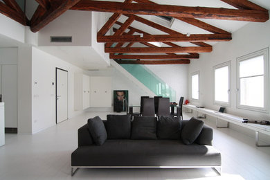 Imagen de salón abierto actual extra grande con paredes blancas y suelo de madera pintada