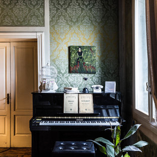 Idee per un soggiorno eclettico con pareti verdi, parquet scuro e pavimento marrone