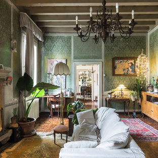Immagine di un soggiorno boho chic chiuso con pareti verdi, parquet scuro, camino classico e pavimento marrone