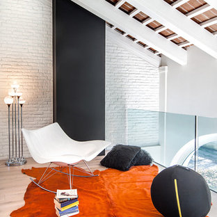 Esempio di un soggiorno bohémian stile loft con pareti bianche, parquet chiaro, camino classico, cornice del camino in metallo e sala formale