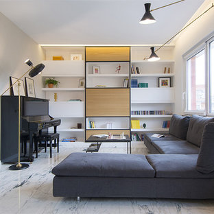 Foto di un ampio soggiorno minimal aperto con libreria, pavimento in marmo, TV nascosta e pavimento bianco