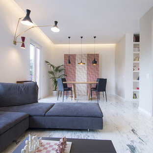 Immagine di un ampio soggiorno minimalista aperto con libreria, pavimento in marmo e TV nascosta