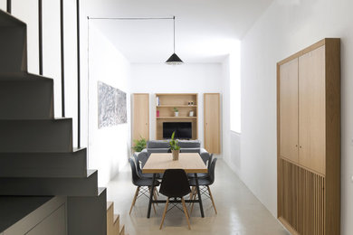 Immagine di una piccola sala da pranzo contemporanea con pavimento grigio