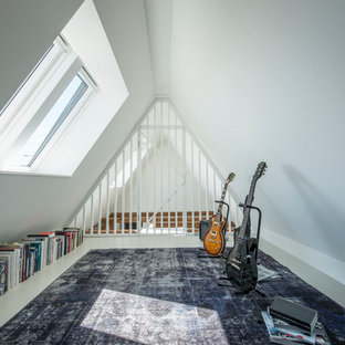 Foto di un soggiorno scandinavo di medie dimensioni e chiuso con sala della musica, pareti bianche e nessuna TV