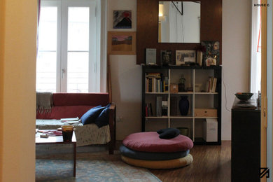 Foto di un soggiorno contemporaneo di medie dimensioni e aperto con pareti bianche, parquet scuro, nessun camino, pavimento marrone e soffitto in legno