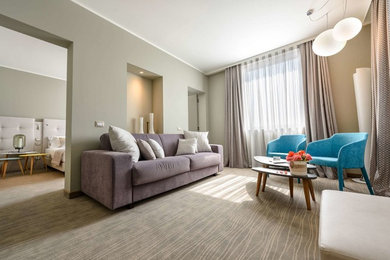 Esempio di un soggiorno design di medie dimensioni e aperto con pareti grigie, moquette e pavimento grigio