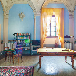 Ispirazione per un soggiorno bohémian con sala giochi, pareti blu, TV autoportante e pavimento beige