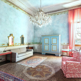 Foto di un soggiorno bohémian con pareti blu e pavimento multicolore