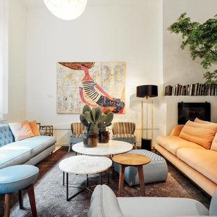 Ispirazione per un soggiorno contemporaneo con sala formale, pareti bianche, parquet scuro e pavimento marrone