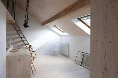 Foto di un piccolo soggiorno scandinavo stile loft con pareti bianche e pavimento in legno massello medio