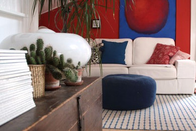 Ispirazione per un soggiorno eclettico con pareti multicolore
