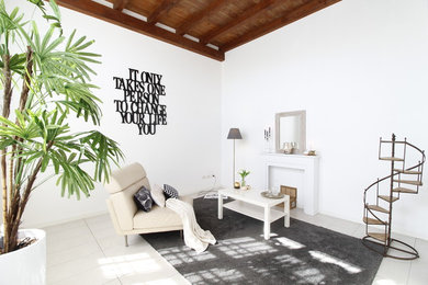 Ispirazione per un soggiorno design stile loft e di medie dimensioni con pareti bianche, camino classico e pavimento bianco