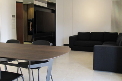 Idee per un grande soggiorno minimal aperto con pareti bianche, pavimento in gres porcellanato, parete attrezzata e pavimento beige