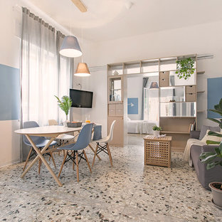 Immagine di un soggiorno stile marinaro con pareti blu, porta TV ad angolo e pavimento grigio