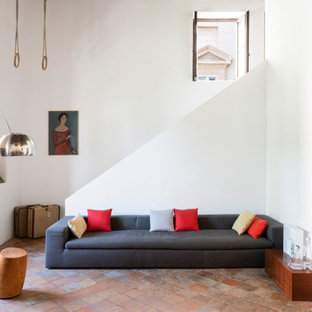 Ispirazione per un ampio soggiorno mediterraneo aperto con pareti bianche, nessuna TV, pavimento in terracotta e pavimento rosso