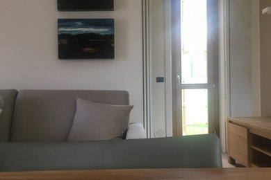 Esempio di un soggiorno design di medie dimensioni e aperto con pavimento in legno massello medio, camino classico e cornice del camino in legno