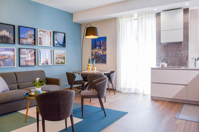 Immagine di un piccolo soggiorno contemporaneo con pareti multicolore, pavimento in gres porcellanato e pavimento marrone