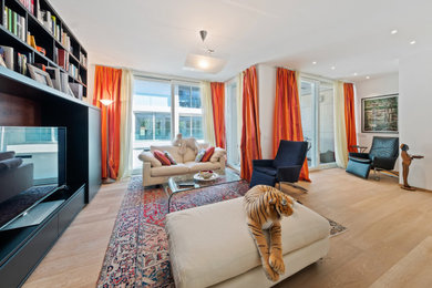 Idee per un soggiorno minimalista di medie dimensioni e chiuso con pareti bianche, parquet chiaro, parete attrezzata, pavimento marrone e soffitto ribassato