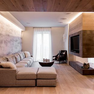 Idee per un soggiorno contemporaneo con parquet chiaro, camino bifacciale, TV a parete, pavimento beige e pareti multicolore