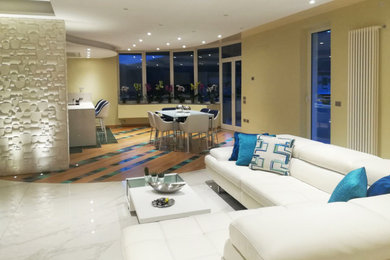 Immagine di un grande soggiorno tradizionale aperto con pareti beige, pavimento in marmo, TV a parete, pavimento bianco, soffitto a cassettoni e carta da parati