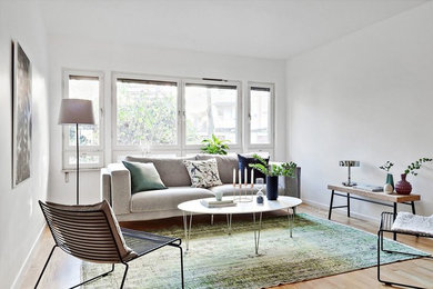 Ispirazione per un soggiorno scandinavo chiuso con sala formale, pareti bianche, parquet chiaro e pavimento beige