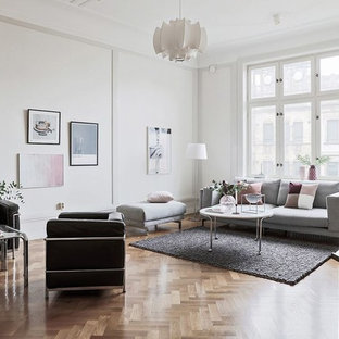 Idee per un soggiorno nordico con nessuna TV, pareti beige, pavimento in legno massello medio e pavimento beige