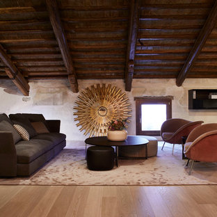 Idee per un soggiorno rustico di medie dimensioni e aperto con parquet chiaro e nessun camino
