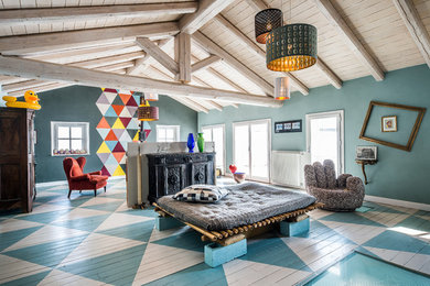 Immagine di un soggiorno eclettico con pareti multicolore, pavimento in legno verniciato, stufa a legna, pavimento multicolore e libreria