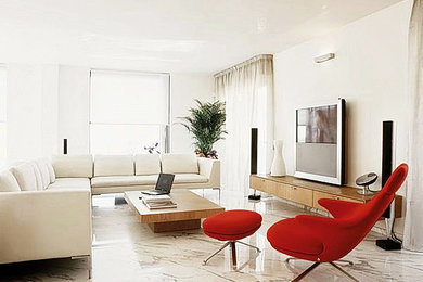Diseño de salón abierto contemporáneo grande con paredes blancas, suelo de mármol, televisor colgado en la pared y suelo blanco