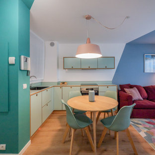 Kleines, Offenes Modernes Wohnzimmer mit Hausbar, bunten Wänden, Linoleum und Multimediawand in Nizza