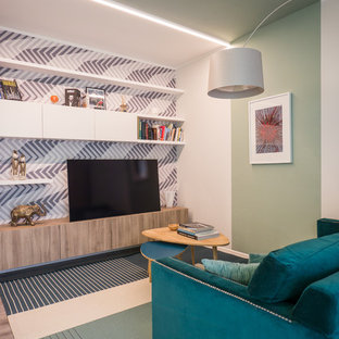 Inredning av ett modernt mellanstort allrum med öppen planlösning, med ett bibliotek, gröna väggar, linoleumgolv, en inbyggd mediavägg och grått golv