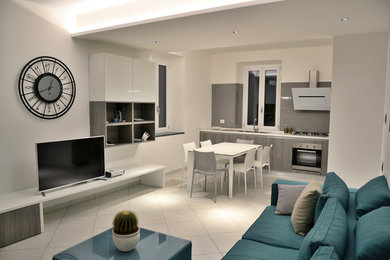 Esempio di un soggiorno minimalista di medie dimensioni e aperto con pareti bianche, pavimento in gres porcellanato e pavimento bianco