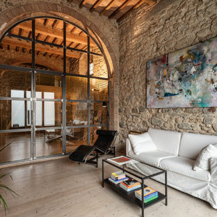 Ispirazione per un grande soggiorno industriale con pareti grigie, parquet chiaro e pavimento beige