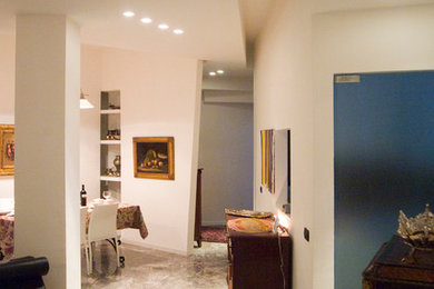 Esempio di un soggiorno boho chic di medie dimensioni e aperto con pareti bianche, pavimento in marmo, parete attrezzata e pavimento grigio