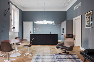 Ispirazione per un soggiorno minimalista con pareti blu, pavimento in legno massello medio e pavimento marrone