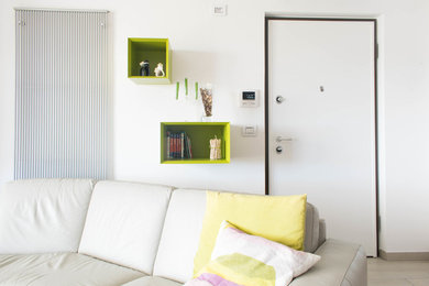 Idee per un soggiorno minimalista di medie dimensioni e aperto con pareti bianche, pavimento in gres porcellanato, camino ad angolo, cornice del camino in intonaco e pavimento beige