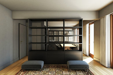 Ejemplo de biblioteca en casa abierta actual pequeña con paredes marrones, suelo de madera en tonos medios y televisor retractable