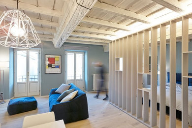 Immagine di un soggiorno eclettico con pareti blu, parquet chiaro e pavimento bianco